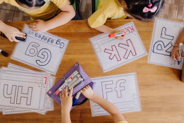 子どもたちが１つのテーブルを共有しつつみんなで勉強している画像